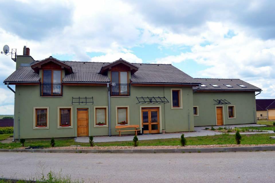 Bio Farma & Penzion Zlaty Hyl Hotel Novacany Exterior photo